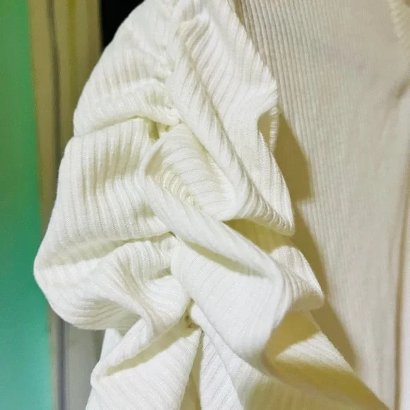 Westside wardrobe White floral top with puff sleeves! - Picture 4 of 6